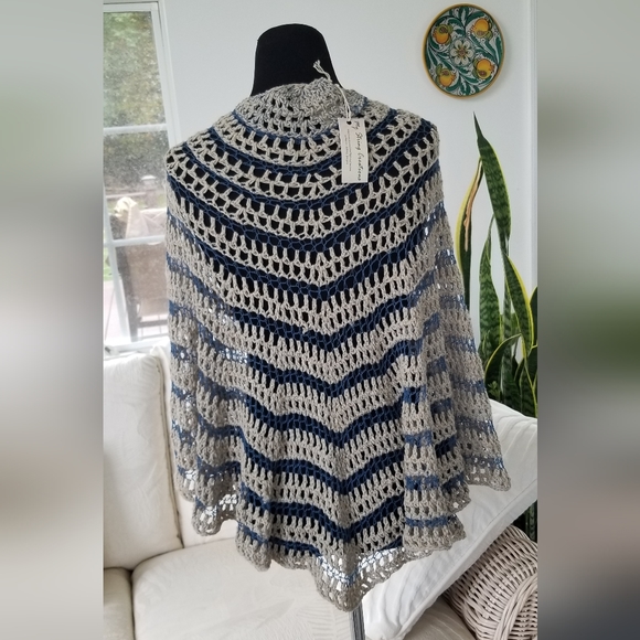 Hand crochet two color open work half circle shawl - Picture 5 of 6